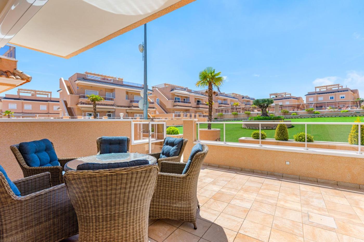 Apartments Punta Prima Indoor & Outdoor Pool トレビエハ エクステリア 写真